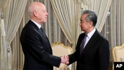 突尼斯总统赛义德与到访的中国外长王毅握手。(2024年1月15日)