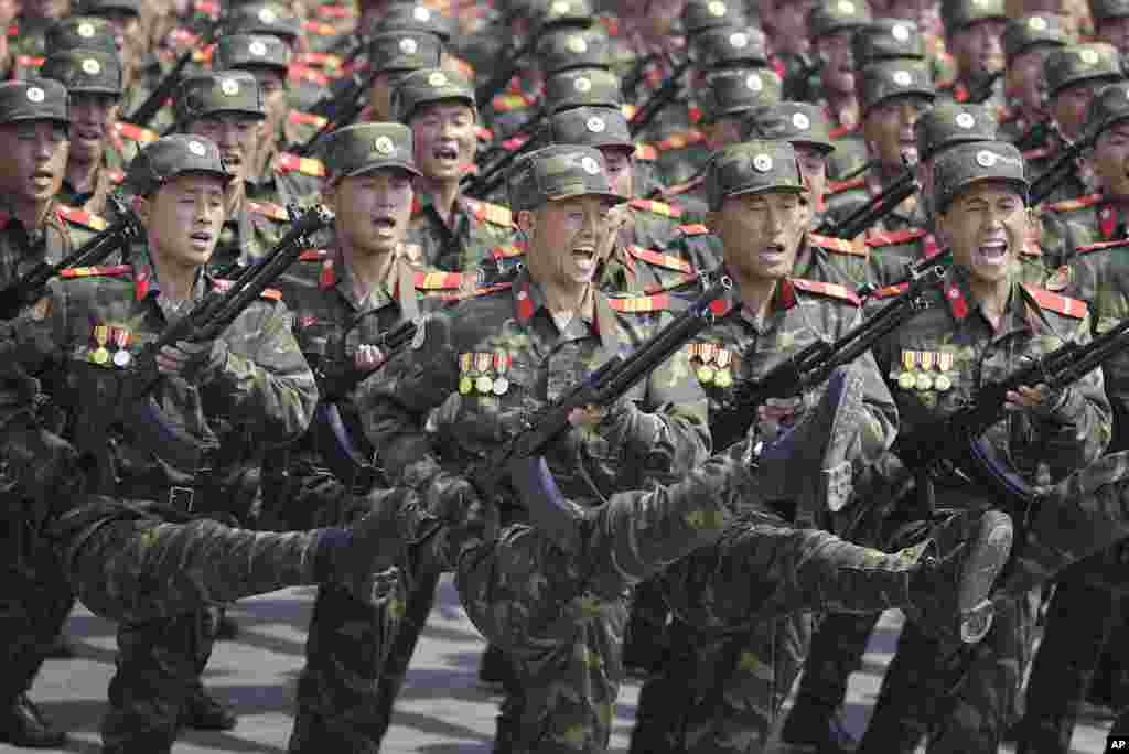 朝鲜首都纪念开国者金日成诞辰105周年的大型阅兵中,身穿迷彩服的陆军军人正步走过金日成广场(2017年4月15日)