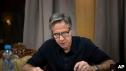 美国国务卿安东尼·布林肯(Antony Blinken)2024年5月13日在前往基辅的火车上办公。(媒体联访照片)