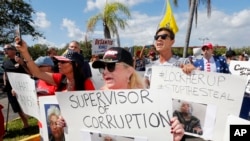 2018年11月9日,一群人在佛罗里达州劳德希尔的布劳沃德郡选举办公室外抗议。