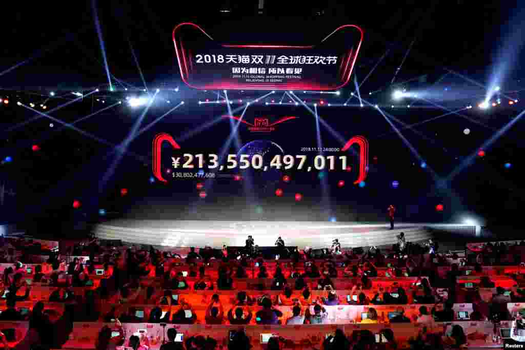 中国电商巨头阿里巴巴在“双11”购物节完成创纪录的2,135亿元人民币网上成交额,阿里巴巴首席执行官张勇在第二天讲话。成交额比去年购物节增长27%,但路透社报道,相对去年的39%增幅,今年天猫双11的增速下降了,并落在分析师预估的下限。