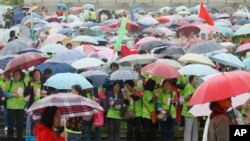 上海民众在一个公园里参加为防治乳腺癌而组织的慈善长跑活动。(2014年5月10日)