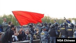 5月6日莫斯科反普京集会上,一名共产党示威者和警察 (美国之音白桦)