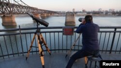 游客2017年11月19日在中国一侧看朝鲜(路透社)