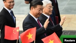 越共总书记阮富仲在河内迎接到访的中国国家主席习近平。(2017年11月12日)