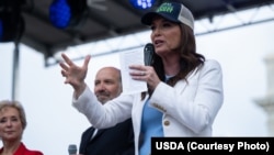 2025年8月6日,美国农业部长布鲁克·罗林斯与商务部长霍华德·卢特尼克等在农业部总部举行的一个活动上。