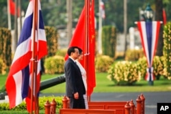 2013年10月李克强总理访问泰国,和泰国总理英拉在欢迎仪式上。