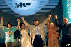 台北市长当选人柯文哲和亲友与支持者一起欢呼胜利(2014年11月29日)