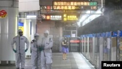 台湾面临新一波疫情挑战,士兵在台北火车站进行消毒。(2021年5月18日)