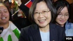 蔡英文接受欢呼(美国之音国符拍摄)