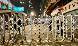 港府1月26日晚首次在油麻地碧街及东安街一带实施”突袭式”封区禁足强制检测,警方在现场看守,不让封锁区内的居民离开。 (美国之音/汤惠芸)