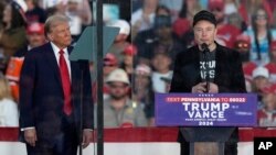 Miliarder Elon Musk (kanan) saat berbicara dalam acara kampanye Donald Trump di Butler, Pennsylvania 5 Oktober 2024 (foto: dok).