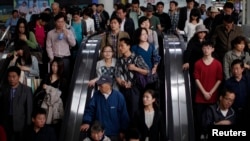 走进上海人民广场地铁站的乘客(资料图片)