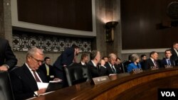 参议院军委会共和党人克雷默(左一)出席听证会(美国之音黎堡2019年4月11日)