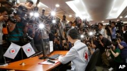 2015年9月9日,韩国红十字会会长在首尔总部电脑系统前被媒体团团围住,该系统负责“机选”参加离散家属会见的候选人名单。