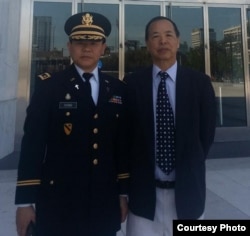 前往香港前夕,着军装的熊焱和汪岷(汪岷提供)