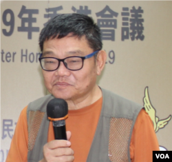 徐泽荣在2019年独立中文笔会香港年会上发言 (美国之音记者申华拍摄)