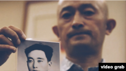 纪录片《武汉封城》的受访人张海和他在疫情中去世的父亲的照片(纪录片截图)