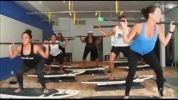 美国万花筒:沙上健身加倍燃烧卡路里 美国万花筒:沙上健身加倍燃烧卡路里