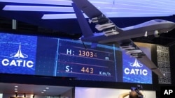 在阿联酋阿布扎比举行的军用无人机会议上,中国国家航空技术进出口公司展台上的翼龙II 武装无人机模型。(2018年2月25日)