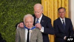 Ralph Lauren menerima Medali Kebebasan dari Presiden Joe Biden di Gedung Putih, Sabtu (4/1).