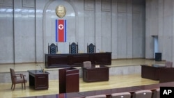 2013年3月20日拍摄的平壤最高法院的照片,墙上挂着朝鲜的国旗。