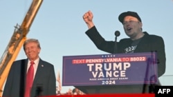 资料照片:特斯拉首席执行官马斯克加入共和党总统候选人、前总统特朗普,在宾夕法尼亚州巴特勒特朗普曾遭遇未遂行刺的地方参加集会。(2024年10月5日)