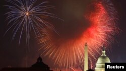 美国国庆日的烟花在华盛顿纪念碑和国会大厦上空绽放。(资料照片)