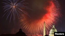 美国国庆日的烟花在华盛顿纪念碑和国会大厦上空绽放。(资料照片)