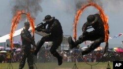 Quân đội Giải phóng Nhân dân Trung Quốc PLA tập luyện tại một căn cứ ở Hồng Kông.