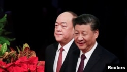 资料照:中国国家主席习近平与新任澳门行政长官贺一诚在澳门抵达就职仪式会场。(2019年12月20日)