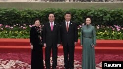 越南社会主义共和国主席陈大光( Tran Dai Quang )和夫人,中国主席习近平和夫人在北京人民大会堂的欢迎仪式上(2017年5月14日)