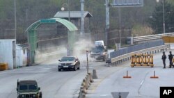 2013年5月3日,韩国在朝鲜开城工业园区的管理委员会主席的车辆抵达韩国首尔以北坡州,分隔韩国和朝鲜的板门店非军事区附近的海关,移民和检验局