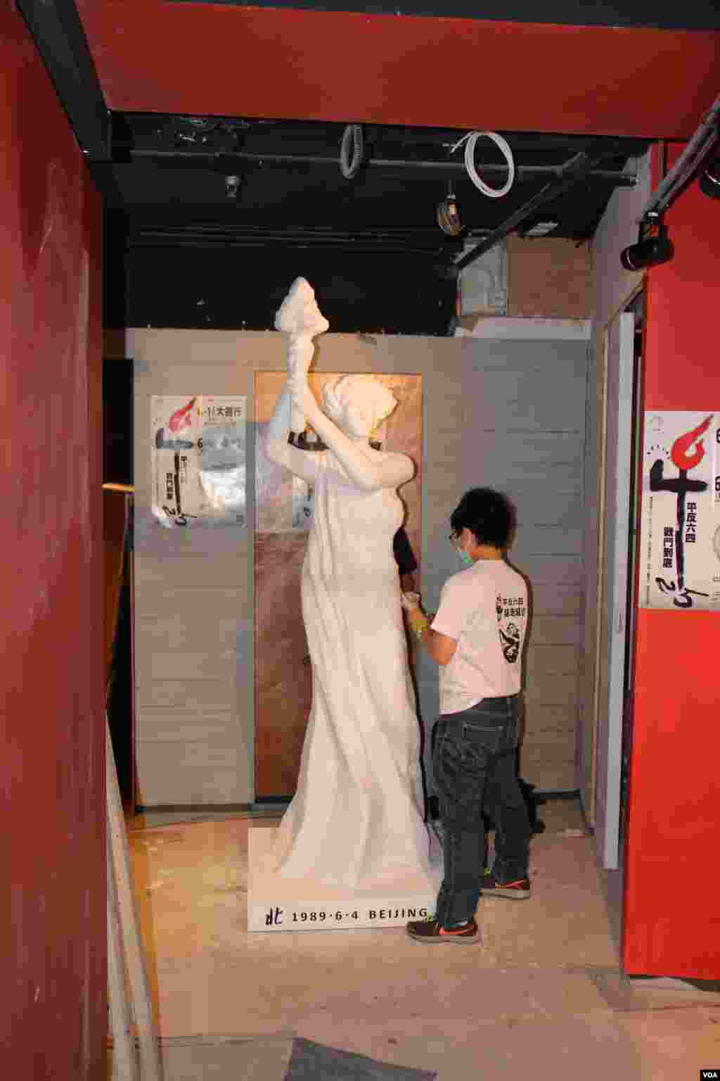 香港支联会将民主女神像运送到六四纪念馆竖立(美国之音图片/海彦拍摄)