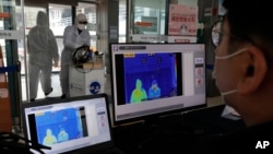 韩国首尔一家健身房设立体温测量仪检测进入健身房的人。(2020年2月25日)