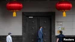 中国驻休斯顿总领事馆工作人员撤离后,美国国安人员来到总领馆大门外。(2020年7月24日)