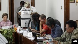 墨西哥选举官员和政党代表开始点算选票