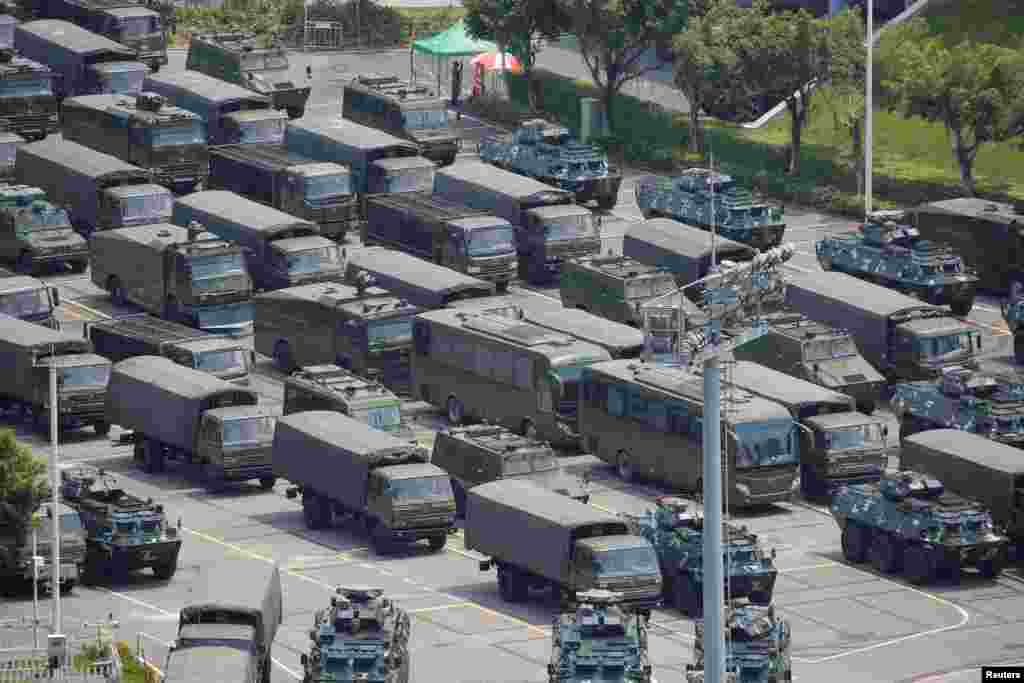 2019年8月15日,100多辆武警卡车,装甲车,大巴和吉普车等停靠在比邻中国香港的深圳湾体育中心。(路透社图片)
