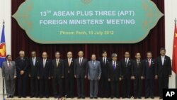 东盟国家外长7月10日在金边开会时合影