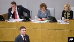 俄罗斯议员利奥尼德·列文到场,准备对国家杜马发表讲话。(2017年11月15日)