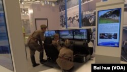 军国主义深入俄罗斯社会。莫斯科一个国防武器展览上,身着苏军红军军服的少年.