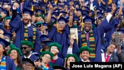 2016年5月7日奥巴马总统在华盛顿特区霍华德大学2016年毕业典礼上致词,学生欢呼(资料照片)