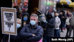 2021年12月13号,纽约市民排长队等候接受新冠病毒核算检测。(美联社照)