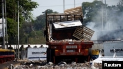 委内瑞拉和哥伦比亚交界处一辆被烧毁的运送救援品卡车