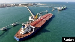 位于中国山东青岛的一个原油进口港口。(资料图片)