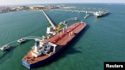 资料照片：中国青岛港的原油进口(2016年1月22日）