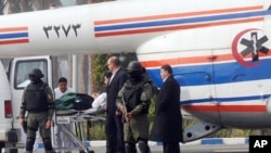 1月5号,埃及前总统穆巴拉克1月5日被从救护车抬到直升机上去接受审判