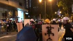 香港特首林郑月娥及中国国务院港澳办发言人杨光都表示,反送中示威者的光复香港,时代革命口号,挑战一国两制。(美国之音/汤惠芸)