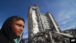 加沙地带拉法市一栋居民楼被以色列攻击摧毁。（2024年3月9日）