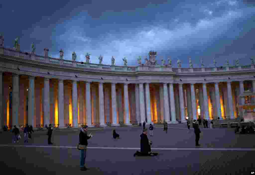 Tín đồ tại quảng trường  Thánh Phêrô.